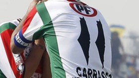 فريق كروي شيلي يتحدّى الصهاينة والأعراب يتباكون رحيل المجرم شارون!؟