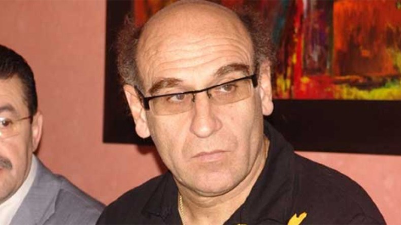 مدرب موريتانيا يرصد جائزة مالية لمن يعيد إليه جهاز الحاسوب