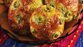 خبز بالجبن والزيتون