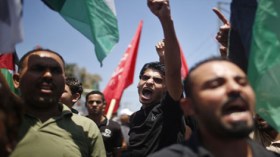 عشرات الشباب يشتبكون مع الأمن الفلسطيني احتجاجا على العودة إلى المفاوضات