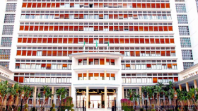 صورة “سيلفي” أمام رقم “105 مليار دولار”