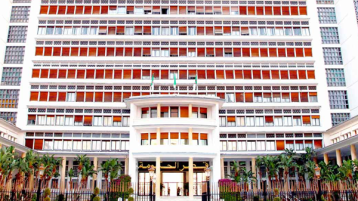 صورة “سيلفي” أمام رقم “105 مليار دولار”