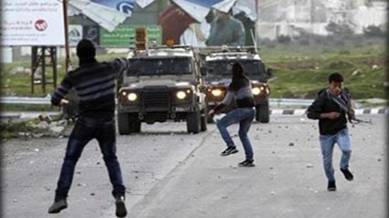 مواجهات عنيفة بين فلسطينيين وجنود إسرائيليين بالضفة الغربية