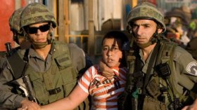 جنود الاحتلال ينكلون بأربعة أطفال فلسطينيين