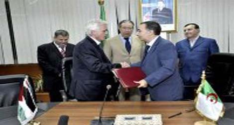 L’Algérie remet des documents d’archives à l’ État palestinien