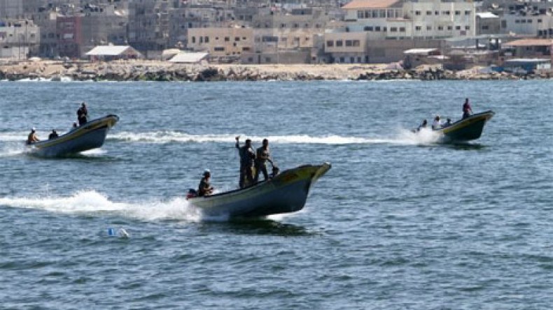الزوارق الحربية الإسرائيلية تستهدف قوارب الصيادين الفلسطينيين في غزة