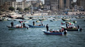 فلسطينيون وسويديون ويابانيون يحتجون بحرا على حصار إسرائيل لغزة