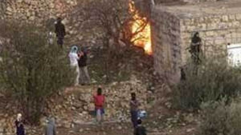 حماس تطالب بالإفراج عن معتقليها للدفاع عن الخليل