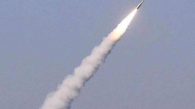 الحوثيون يعلنون إطلاق صاروخ باليستي على معسكر جنوبي السعودية