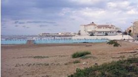 الإطاحة  بنيجيري  وفتاتين  يروجون  ” للكراك ”  ببالم  بيتش  بسطاولي