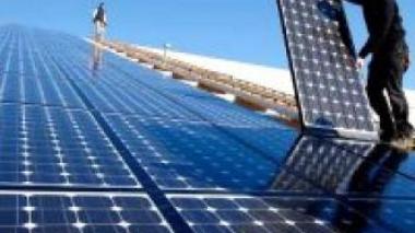La 1ère usine privée de panneaux solaires opérationnelle en mars 2012