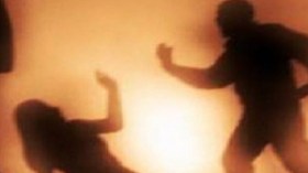 والد يخنق ابنته حتى الموت بباب الزوار