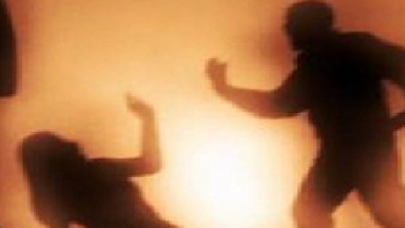 والد يخنق ابنته حتى الموت بباب الزوار