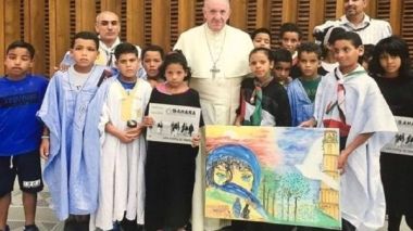 Le pape François reçoit des enfants sahraouis au Vatican