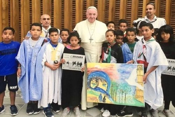 Le pape François reçoit des enfants sahraouis au Vatican