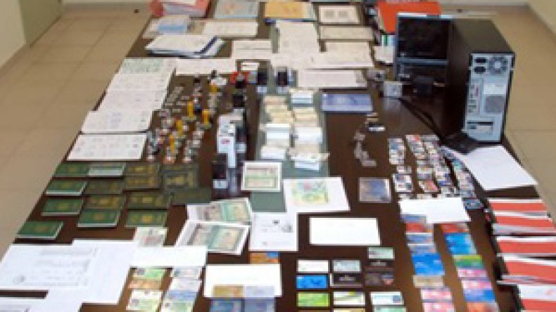 منزل  يتحوّل  إلى  مخبر  لتزوير  الوثائق  الرسمية