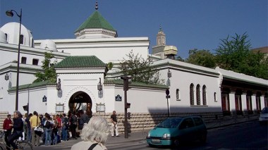 Le Sénat français accuse les imams algériens de corruption !