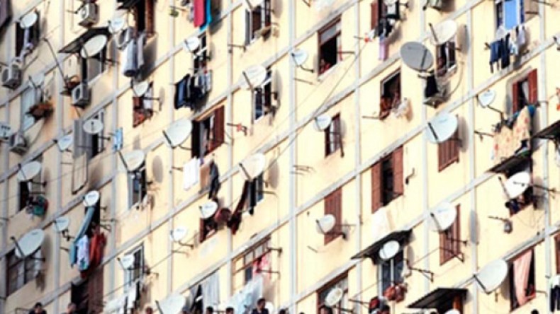 أيها الجزائريون ألقوا بالهوائيات المقعرة إلى المزابل