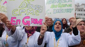 القابلات في احتجاج بالقفازات السوداء عبر المستشفيات هذا الثلاثاء