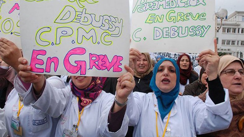 القابلات في احتجاج بالقفازات السوداء عبر المستشفيات هذا الثلاثاء