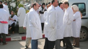 شلل بالمستشفيات في اليوم الأول من إضراب الشبه طبي