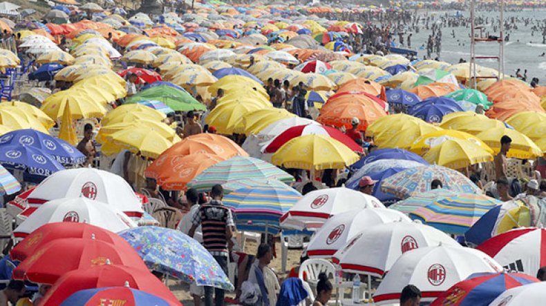 1500 دينار لكراء شمسية مع طاولة وكراسي على شاطئ البحر