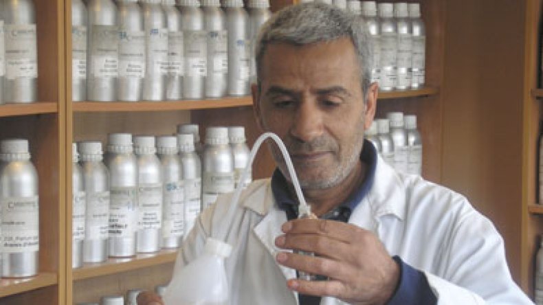 جزائريون يتهافتون على مستخلصات العطور العالمية أياما قبل العيد