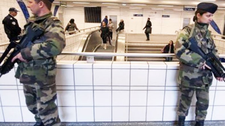 احتجاز رهائن في مركز تجاري شمال باريس