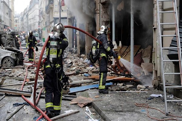 Explosion de gaz à Paris: une personne resterait sous les décombres