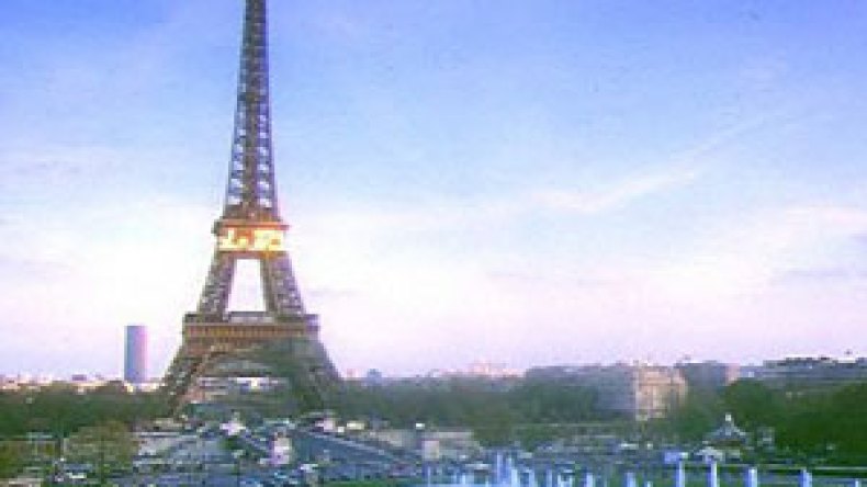 الجزائر تخفض مستوى تمثيلها بسبب الخلافات مع باريس