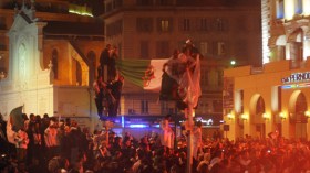 الجزائريون يلهبون شوارع باريس ويثيرون فضول الفرنسيين