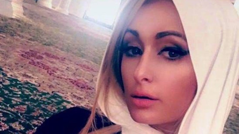 باريس هيلتون ترتدي الحجاب في أبوظبي !!