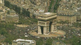 القبض على امرأة هربت ابنتها إلى فرنسا بطريقة بوليسية