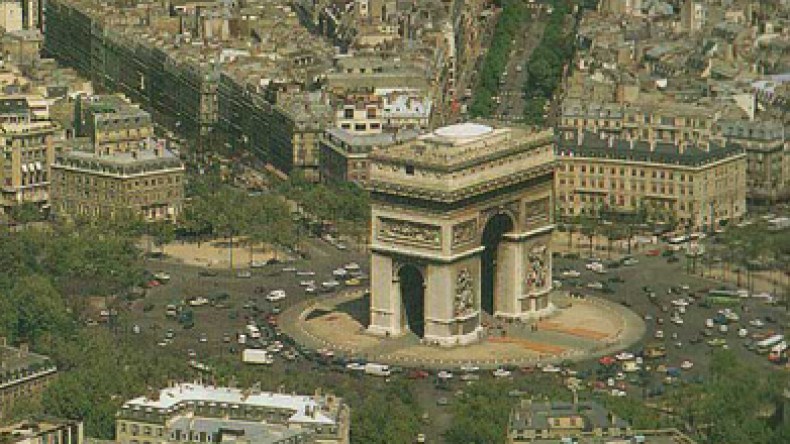 القبض على امرأة هربت ابنتها إلى فرنسا بطريقة بوليسية