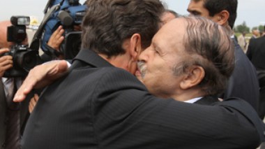 Jean Pierre Raffarin chargé par sarkozy de la mission de désamorcer les bombes à retardement entre l’Algérie et la France