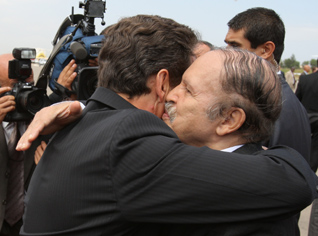 Jean Pierre Raffarin chargé par sarkozy de la mission de désamorcer les bombes à retardement entre l’Algérie et la France