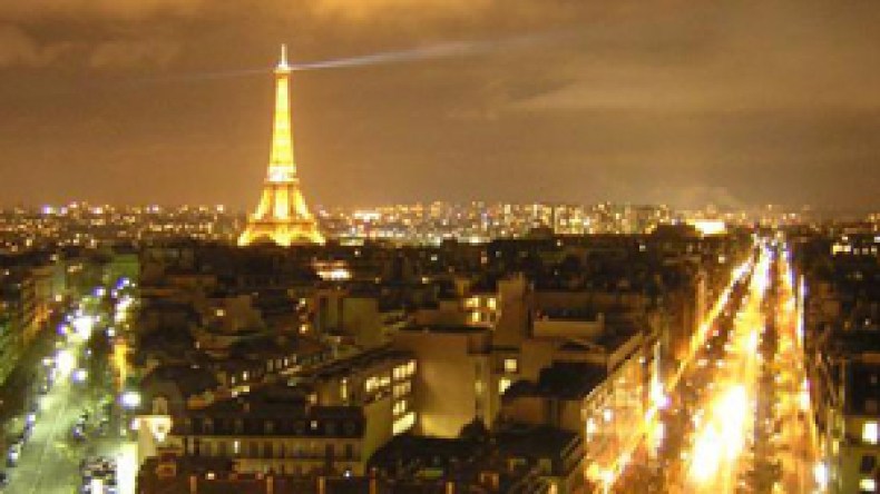 أضواء‭ ‬باريس‭ ‬تنسي‭ ‬عبد‭ ‬القادر‭ ‬الساكتور‭ ‬الغزوات؟‭!‬