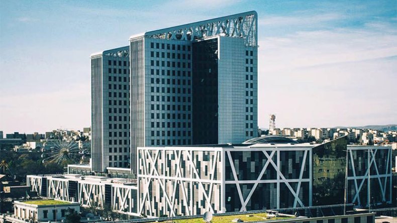 غلق الحمامات المعدنية وسوق السيارات وبارك مول في سطيف