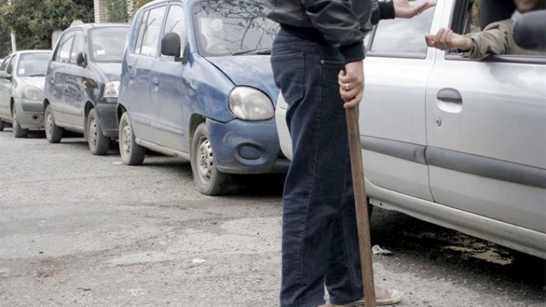 “البلطجية” يخرّبون سيارات الممتنعين عن دفع الإتاوات ويعلّقون صورها بالطارف