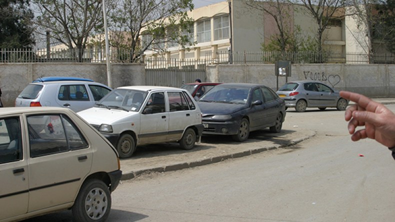 نقص الحظائر يحوّل أرصفة العاصمة إلى “باركينغ”