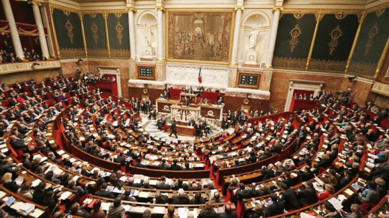 البرلمان الفرنسي يعتبر الجزائر “منطقة حرب” إلى غاية جويلية 64!