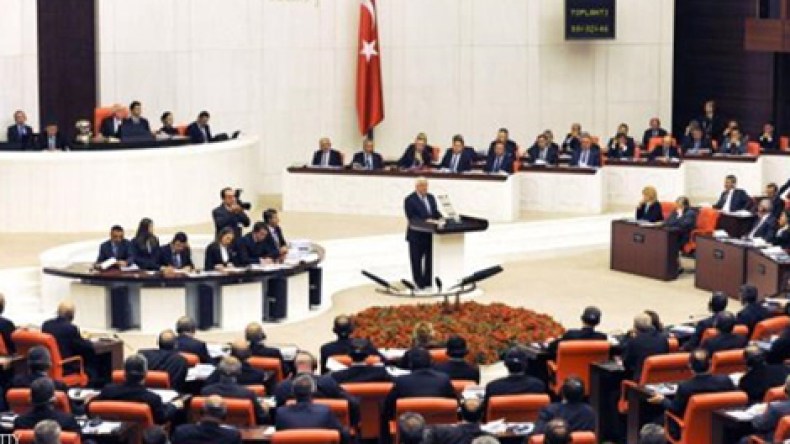 استقالة 350 عضو من الحزب الحاكم في تركيا وانضمامهم إلى المعارضة