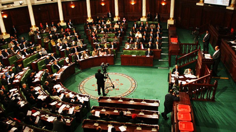 قرض جزائري يتسبب في مشادات داخل البرلمان التونسي