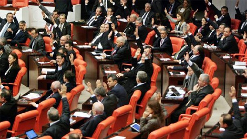 البرلمان التركي يتبنى تعديلات تعزز مراقبة الإنترنت