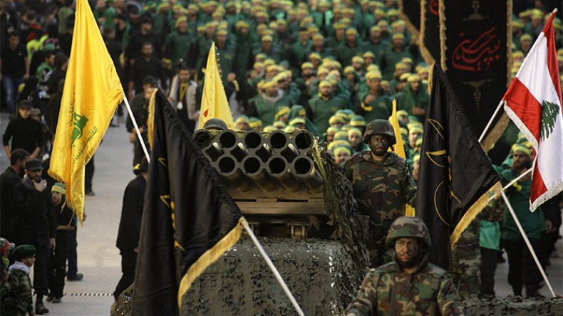 السنة والشيعة والمسيحيون ينقسمون حول سياسة حزب الله