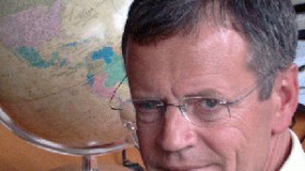 المفكر باسكال بونيفاس للشروق :تأهل‭ ‬الجزائر‭ ‬كان‭ ‬القطرة‭ ‬التي‭ ‬أفاضت‭ ‬كأس‭ ‬الخلافات‭ ‬الدفينة‭ ‬بين‭ ‬البلدين