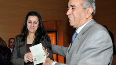 Les premiers passeports biométriques électroniques délivrés à Alger