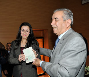 Les premiers passeports biométriques électroniques délivrés à Alger