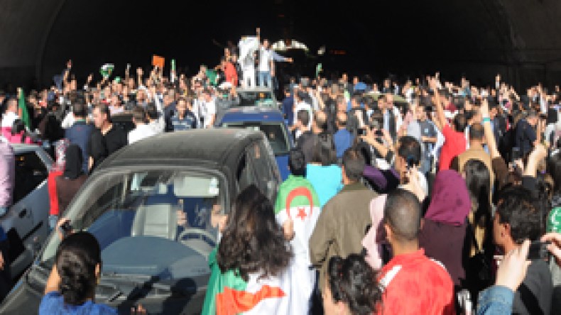 معاك يا الخضرا والمصريون “ما يخلعوناش”