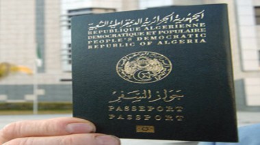 Royaume-Uni: remise des premiers passeports biométriques à la communauté algérienne